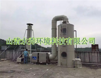 废气处理喷（pēn）淋塔设备（bèi）安装现场